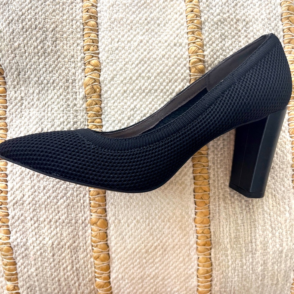 Adrienne Vittadini - Size 8.5 - Pre-Owned Black Slip-on pumps. Padded interior